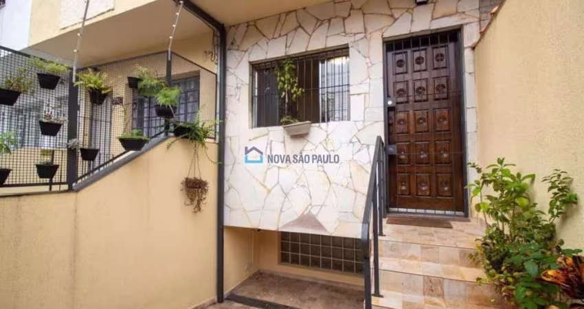 Sobrado com 130m² sendo 3 dormitórios sala cozinha 4 banheiros área de serviço 1 vaga de garagem.