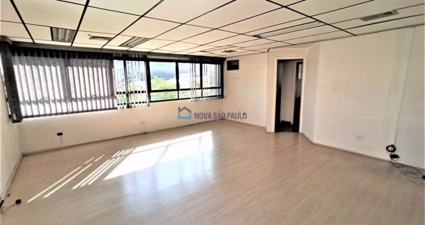 Sala Comercial, ao lado do metrô Conceição.