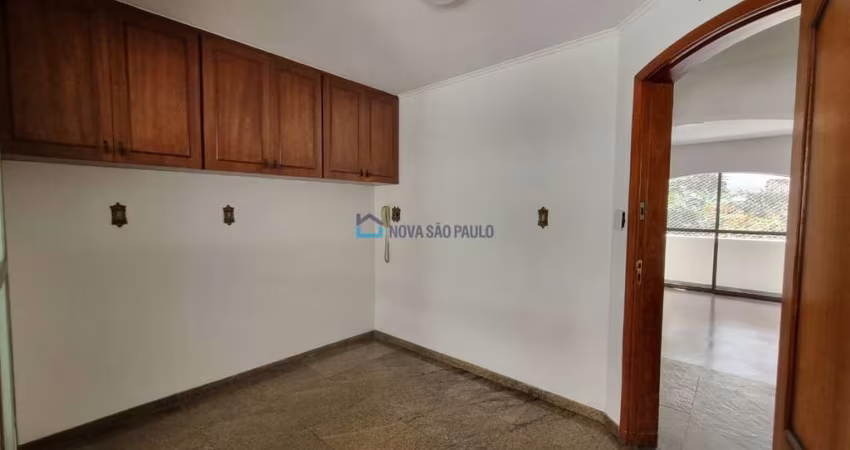 Moema, apartamento próximo de metrô!