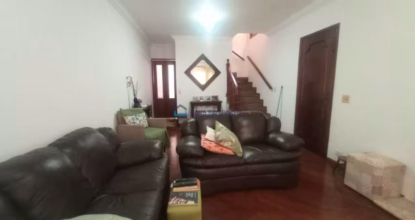 Sobrado com 3 quartos, 1 suíte, quintal e 2 vagas de Garagem