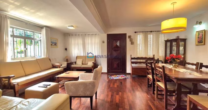 Ampla casa com entrada lateral, quintal, dependência de empregados e 4 vagas de garagem!