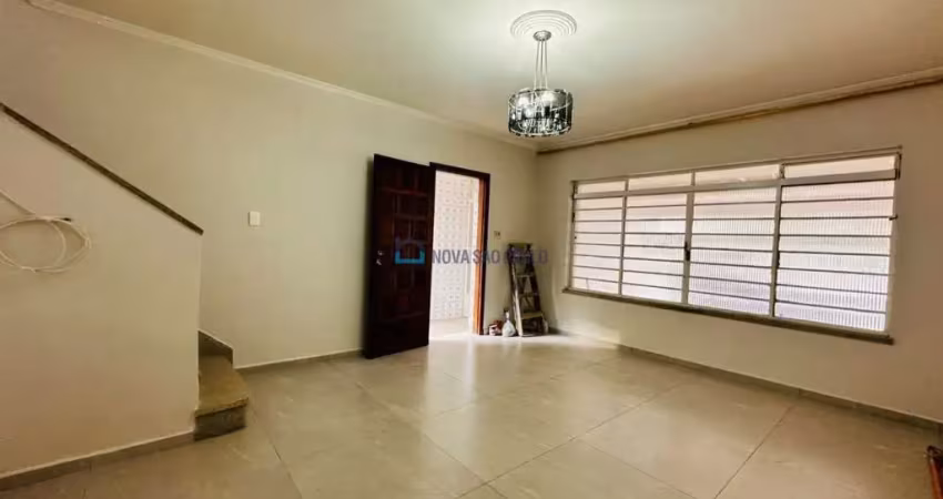 Oportunidade de investimento ao casa com potencial em localização privilegiada.