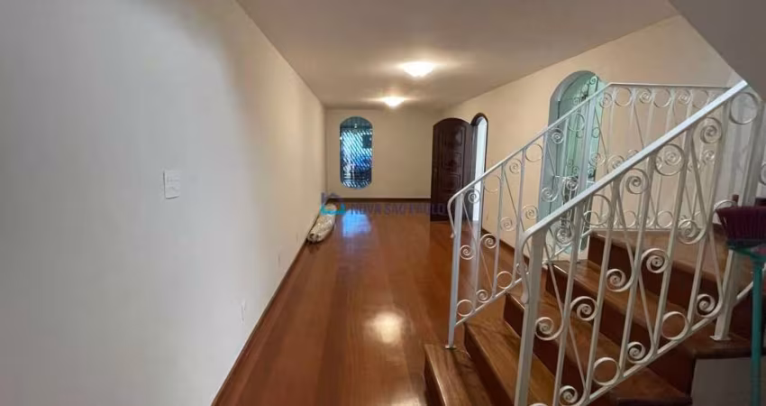 Sobrado com 03 dormitórios na região da Vila Mascote.