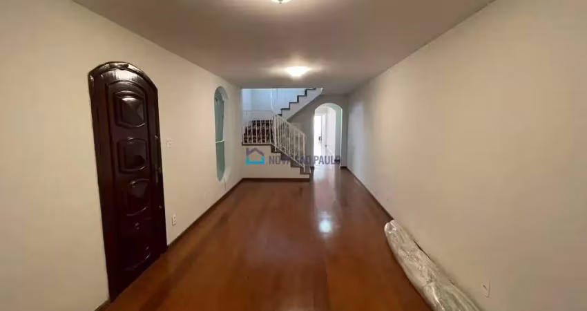 Sobrado com 03 dormitórios na região da vila mascote