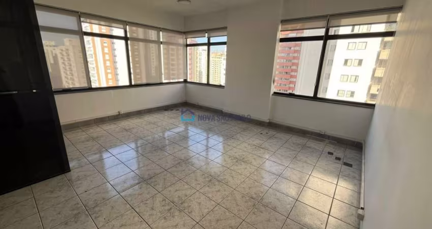 Conjunto comercial próximo ao metrô Saúde.
