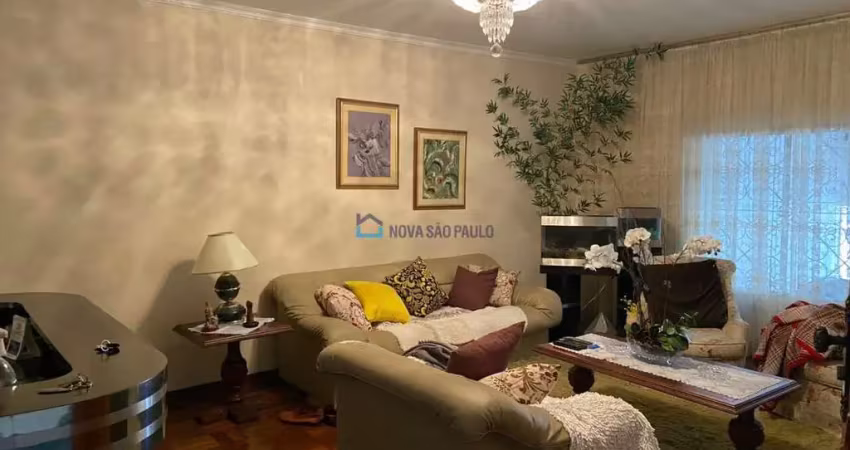 Sobrado com 03 dormitórios na região da vila mascote.