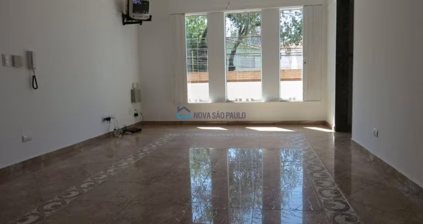 Casa à venda no Planalto Paulista com 4 quartos e 4 vagas de garagem.