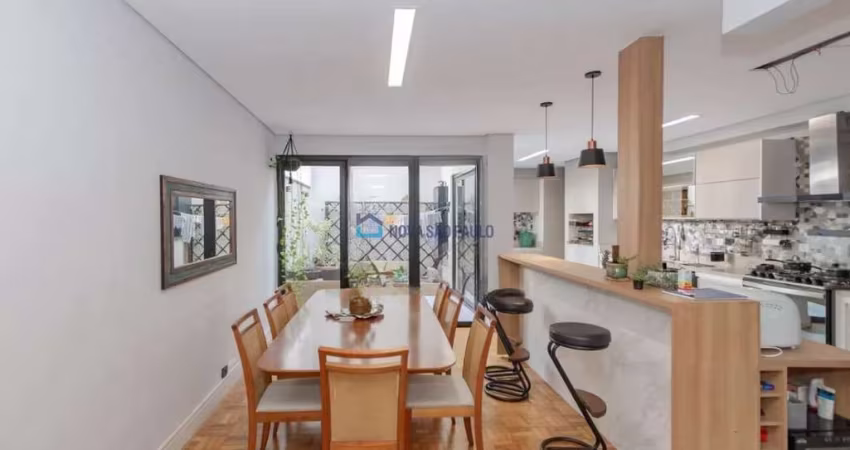 Sobrado com 3 dormitórios sala cozinha 3 banheiros lavanderia 1 vaga de garagem.