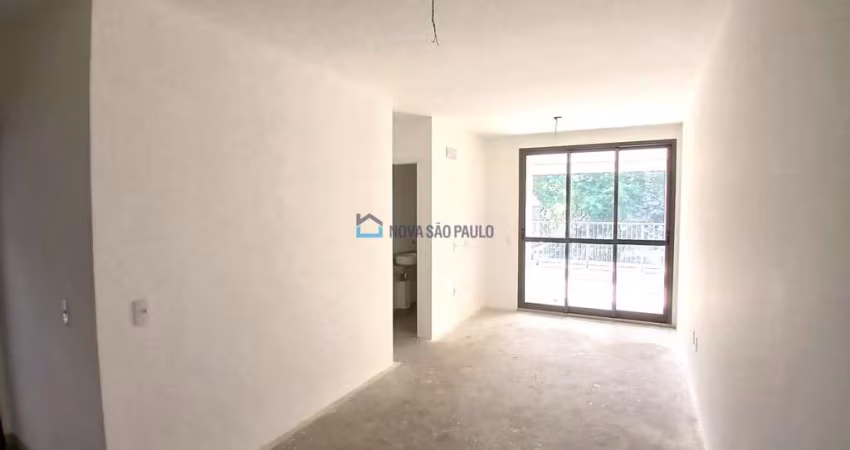 Apartamento a venda em Moema/ 2 suites,sala 2 ambientes, 2 vagas , aceita pet, com piscina.