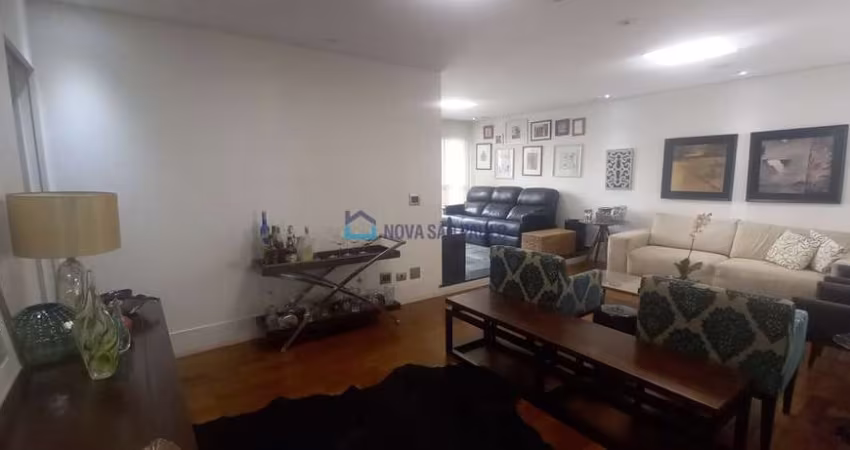 Apartamento à Venda - 3 Quartos, 1 Suíte, 4 Vagas de Garagem - 141m²