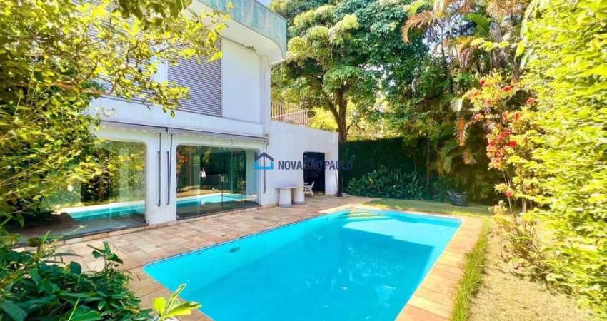 Casa na Avenida Ibirapuera 03 Suítes, 04 vagas, a venda!