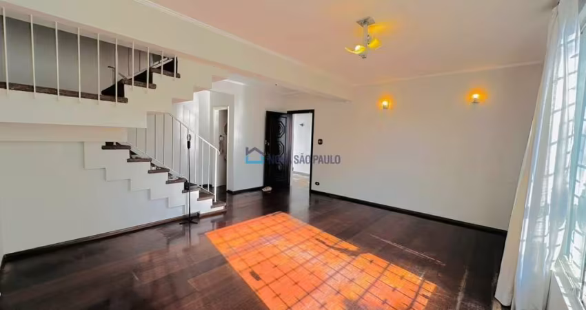 Casa do de 140m², com quintal de 160m², rua plana com segurança.