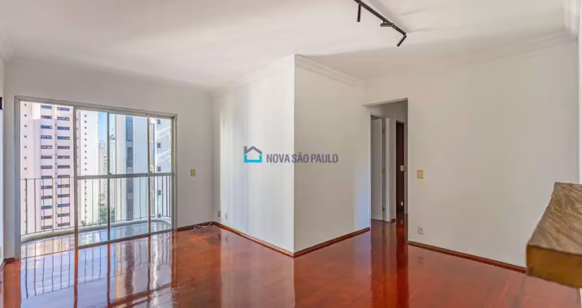 Apartamento com 3 quartos, uma sacada  à venda em moema.