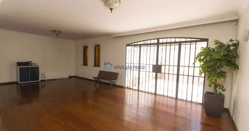 Sobrado com 256m² sendo 4 dormitórios 3 suítes sala coz 4 banheiros lavanderia 5 vagas de garagem.
