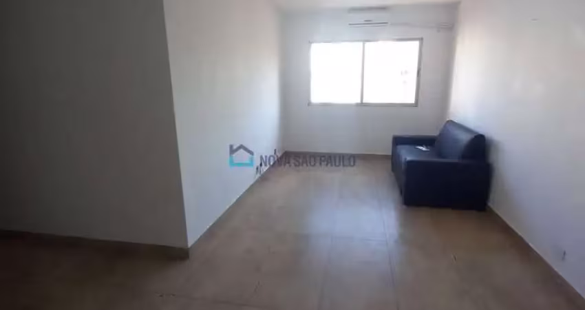 Apto amplo, 80m2, 2 dormitórios ao lado do parque da aclimação.