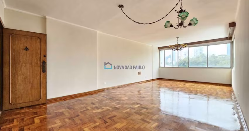 Apartamento 136m2, 3 dormitórios, 1 suite, 1 vaga, Ao lado do parque da Aclimação