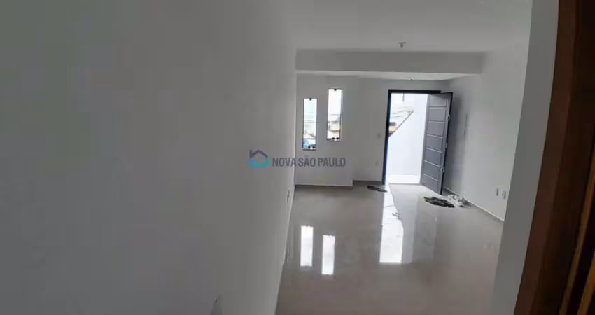 Sobrado novo com 124 metros de área construída, 2 suítes, 1 lavabo, sacada , 3 vagas, churrasqueira,