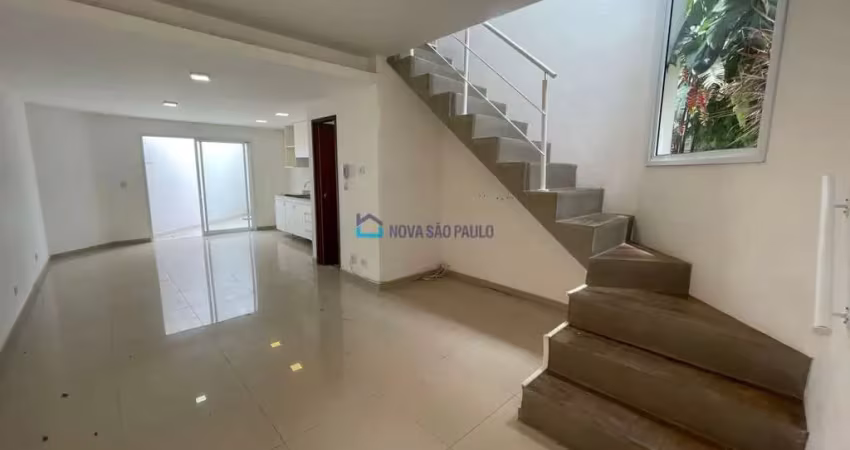 Sobrado com 02 dormitórios na região da Vila Gumercindo