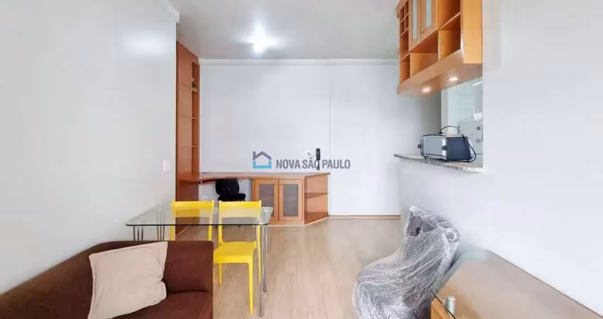 Apartamento à venda, mobiliado, com 1 quarto, 1 vaga e sacada, na vila guarani