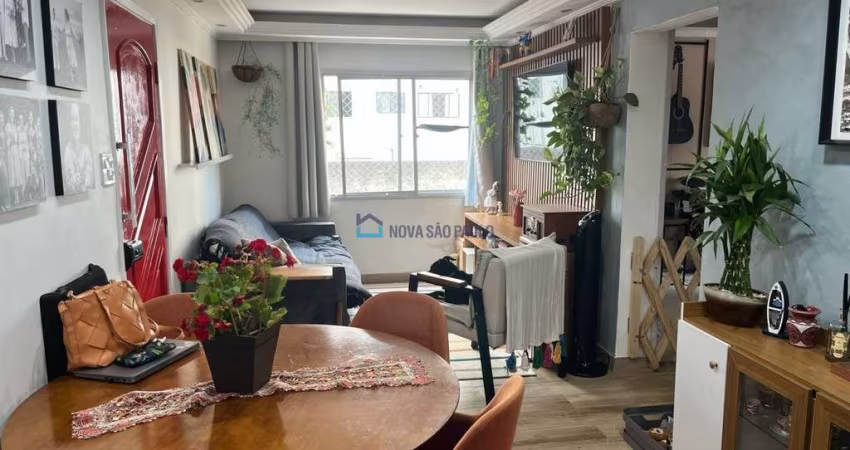 Apartamento com 02 dormitórios na região do Bosque da Saúde.