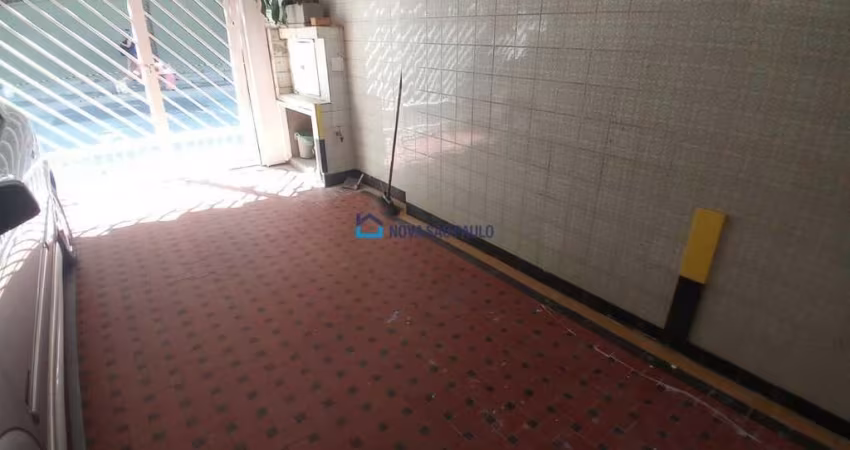 Sobrado residencial com 03 dormitórios, sendo 01 suíte, 03 banheiros e vaga para 02 veículos.