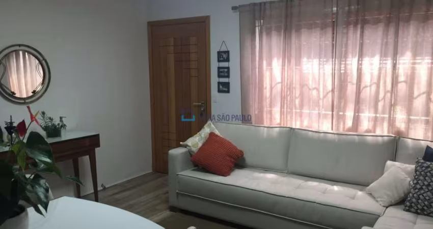 Casa assobradada à venda na Vila Guarani, com 2 dormitórios, 1 vaga e elevador para cadeirante.