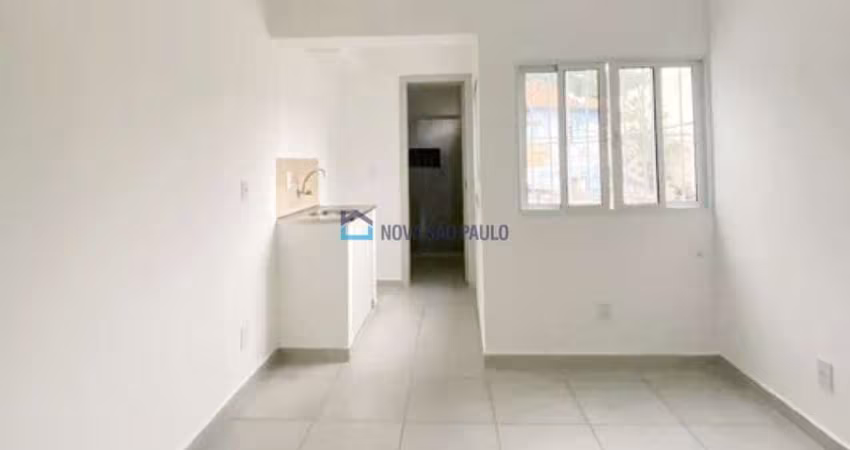 Kitnet à venda, com 1 dormitório e 1 banheiro, na Vila Monumento