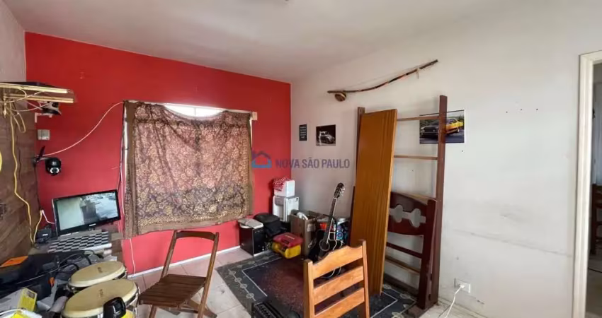 Casa térrea com 01 dormitórios na região da vila marari.