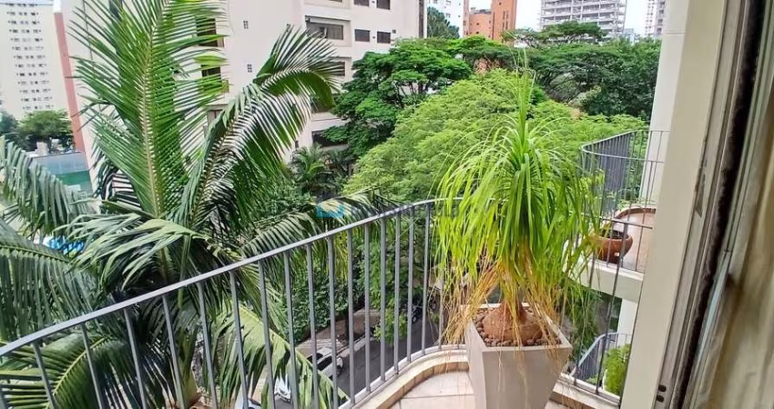 Apartamento com 3 quartos, uma sacada  à venda  em Moema.