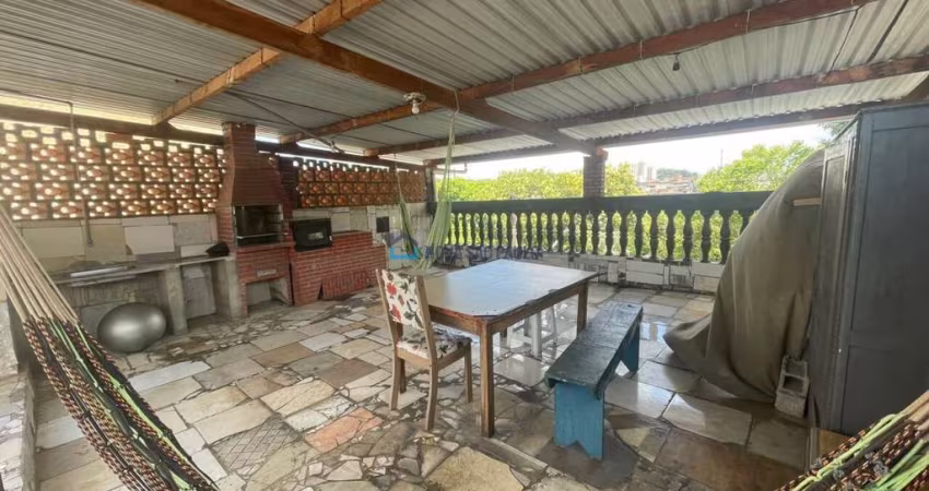 Conjunto com 4 casas e salão comercial a venda