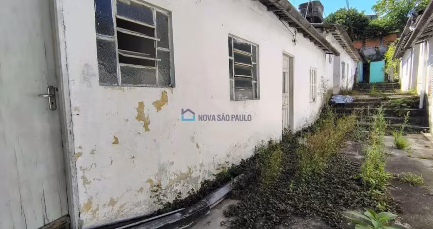 Terreno , com uma área total de 400 m² e uma frente de 10 metrôs.