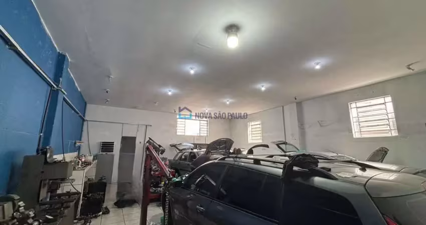 Casa assobradada com salão e duas casas menores nos fundos
