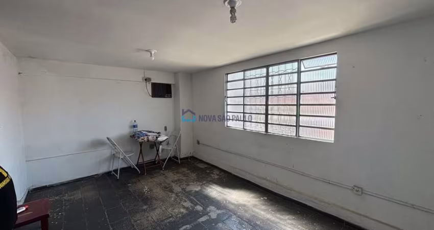 Casa Assobradada com salão e duas casas menores nos fundos