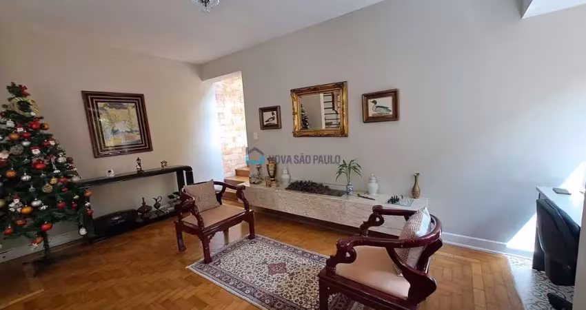Casa à venda no planalto paulista com  3 quartos sendo 2 suítes,2 vagas e quintal.