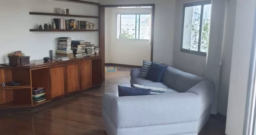 Apartamento em Moema Pássaros com 210m², 04 dormitórios sendo 02 suites e 03 vagas de garagem.