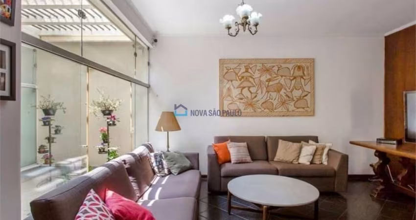 Térrea com 4 dorms, quintal e piscina em Moema ? abaixo do valor!