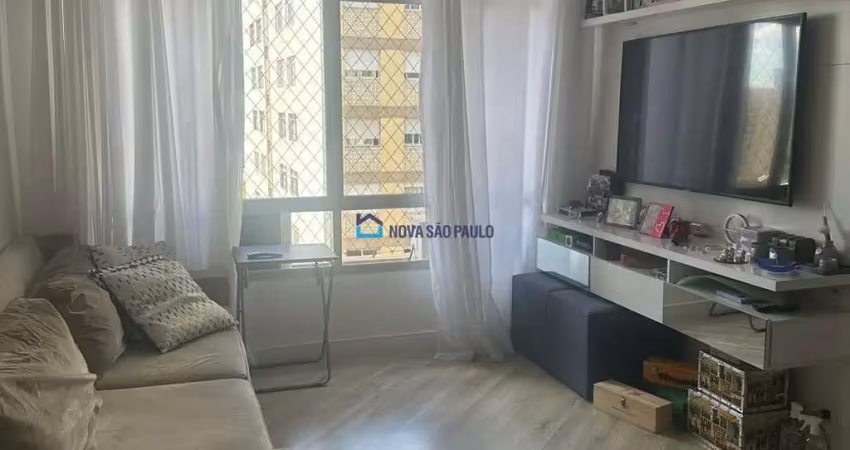 Apartamento recém reformado - 02 quartos - 01 vaga.