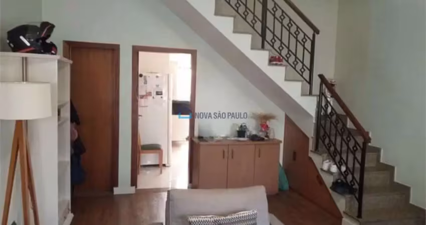 Saúde casa em condomínio fechado, 2 suítes e 2 vagas.