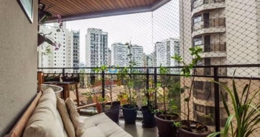 Apartamento Reformado com  2 quartos 2 suítes,  sacada, 2 vagas  à venda  em Moema.
