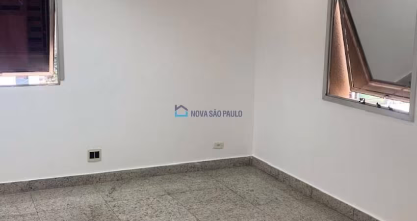 CONJUNTO COMERCIAL AO LADO DO METRÔ