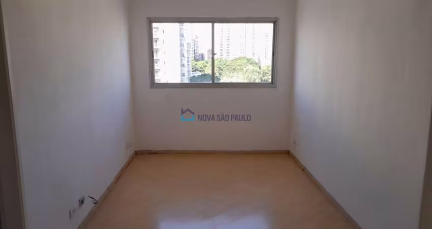Apartamento metrô Saúde, vago, próximo a escolas, bancos, supermercados , padarias, drogarias.