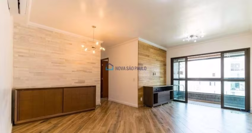 Apartamento na região da Saúde, com 4 dormitórios, 1 suíte e 2 vagas de garagem.