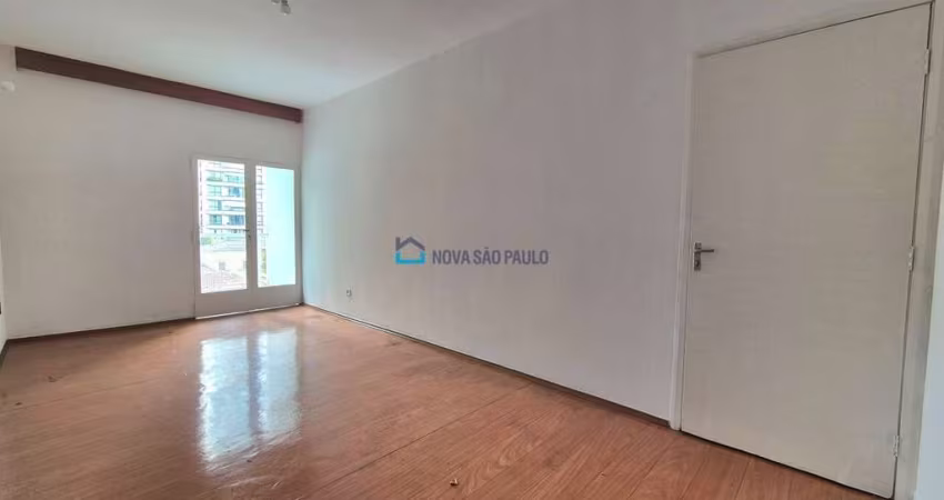 Apartamento vago com vaga de garagem, andar mediano na vila Madalena!