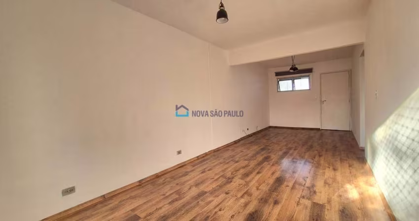 Apartamento à venda na Saúde, com 1 dormitório, 40m² com garagem à 180 metros do metrô Saúde!