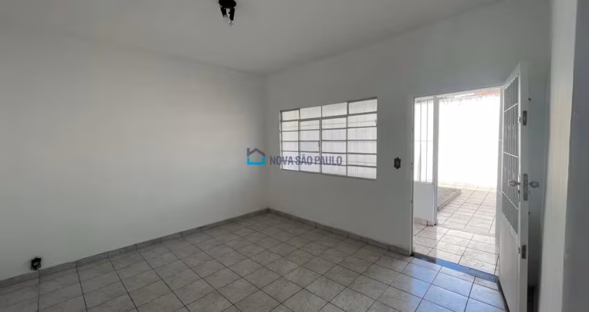 Casa térrea com 02 dormitórios na região da Vila Império