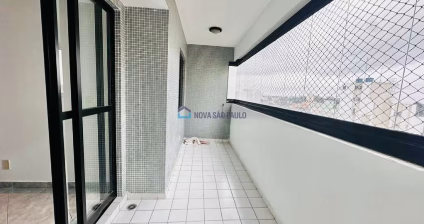 Apartamento a 100 metros do metro saúde, com 3 dormitórios e 2 vagas de garagem.
