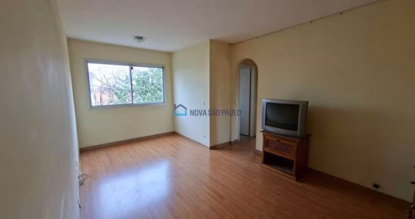 Apartamento à venda ao lado da Estação de Metrô Praça da Árvore com 2 quartos e 1 vaga de garagem.