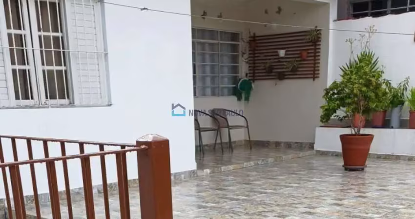 Casa térrea, com sobrado nos fundos, toda reformada e com quintal