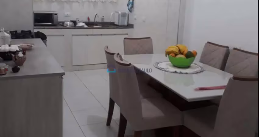Sobrado 3 dormitórios, sendo 1 suíte, varanda com churrasqueira e 2 vagas de garagem
