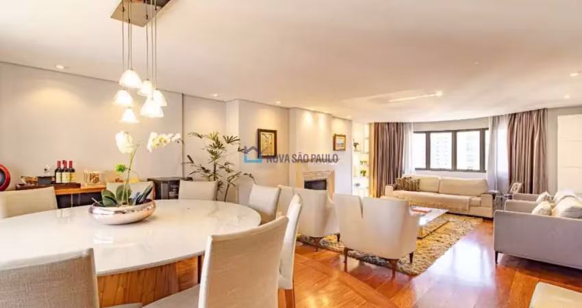 Apartamento com 3 suítes e 3 vagas à venda em moema